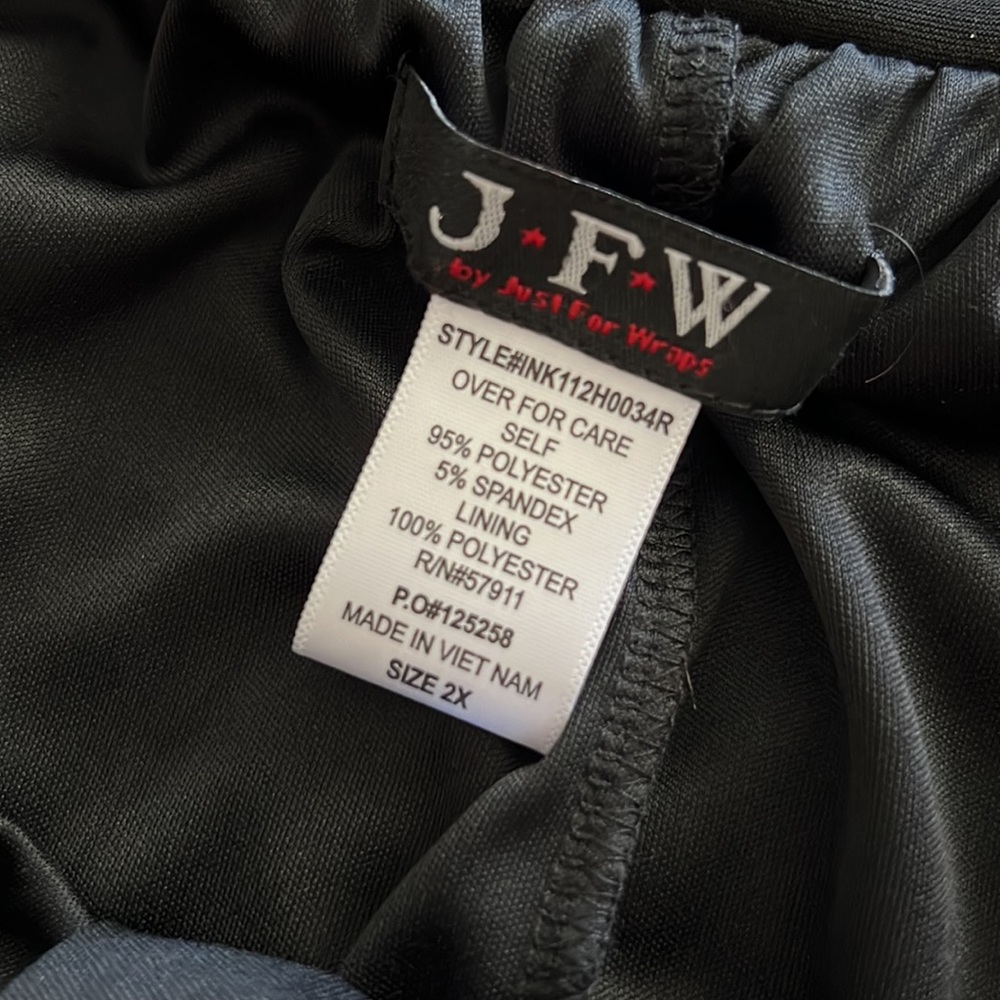 JFW Little black dress, 2X, no issues. Belt and gathered waist, open sleeves. - Picture 7 of 7